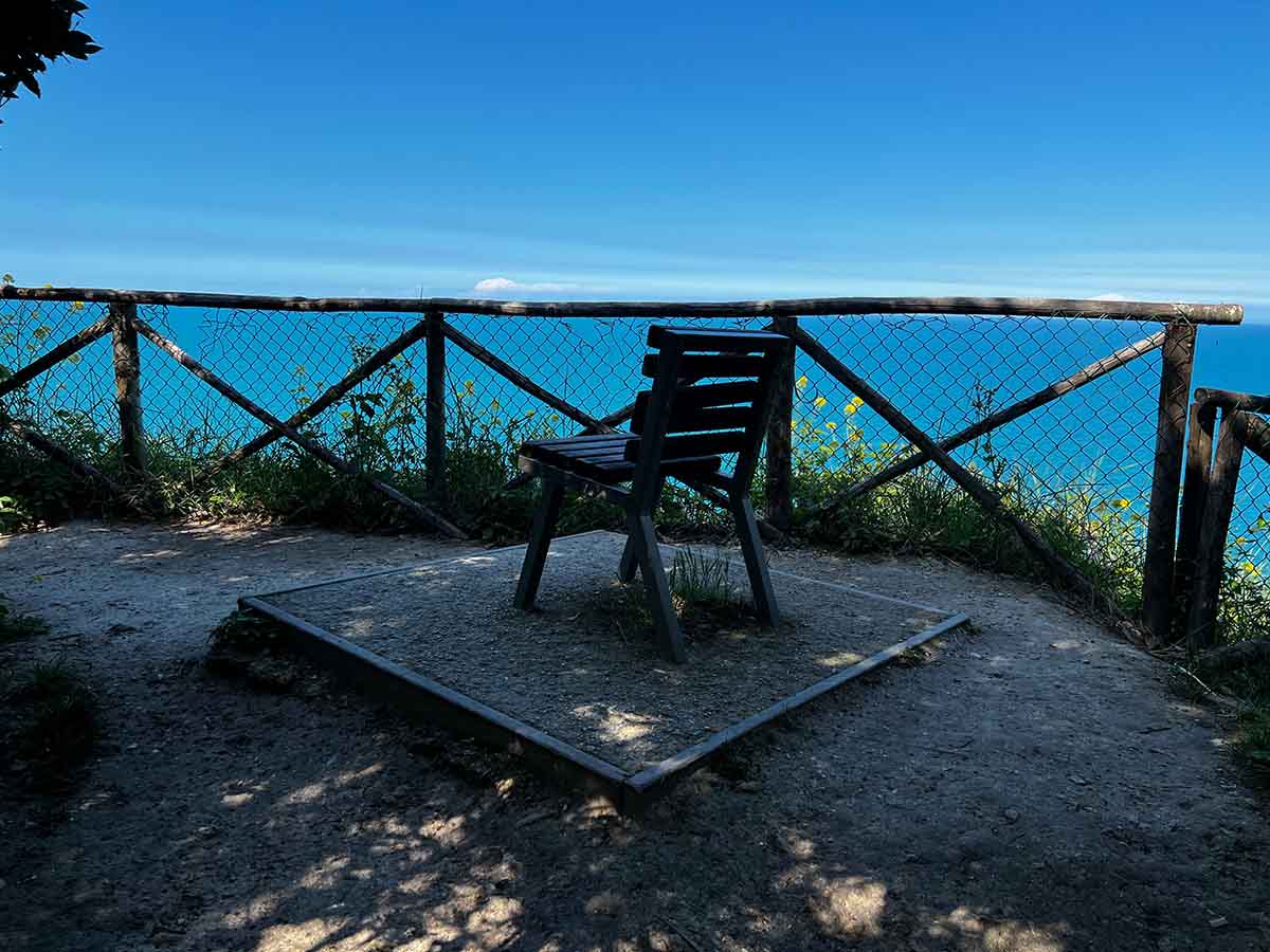 Seggiola su balcone nel Parco del Cardeto ad Ancona nelle Marche