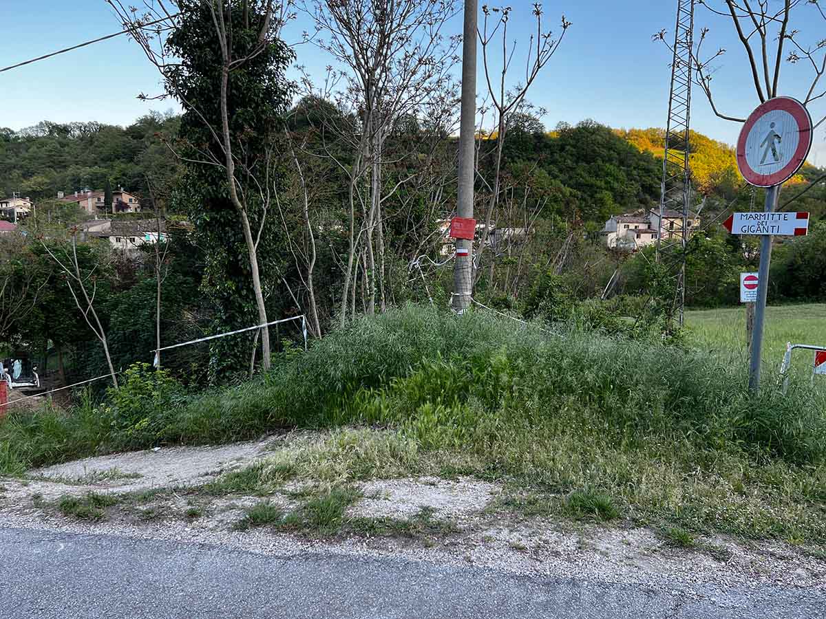 Inizio del sentiero per le Marmitte dei Giganti a Fossombrone nelle Marche