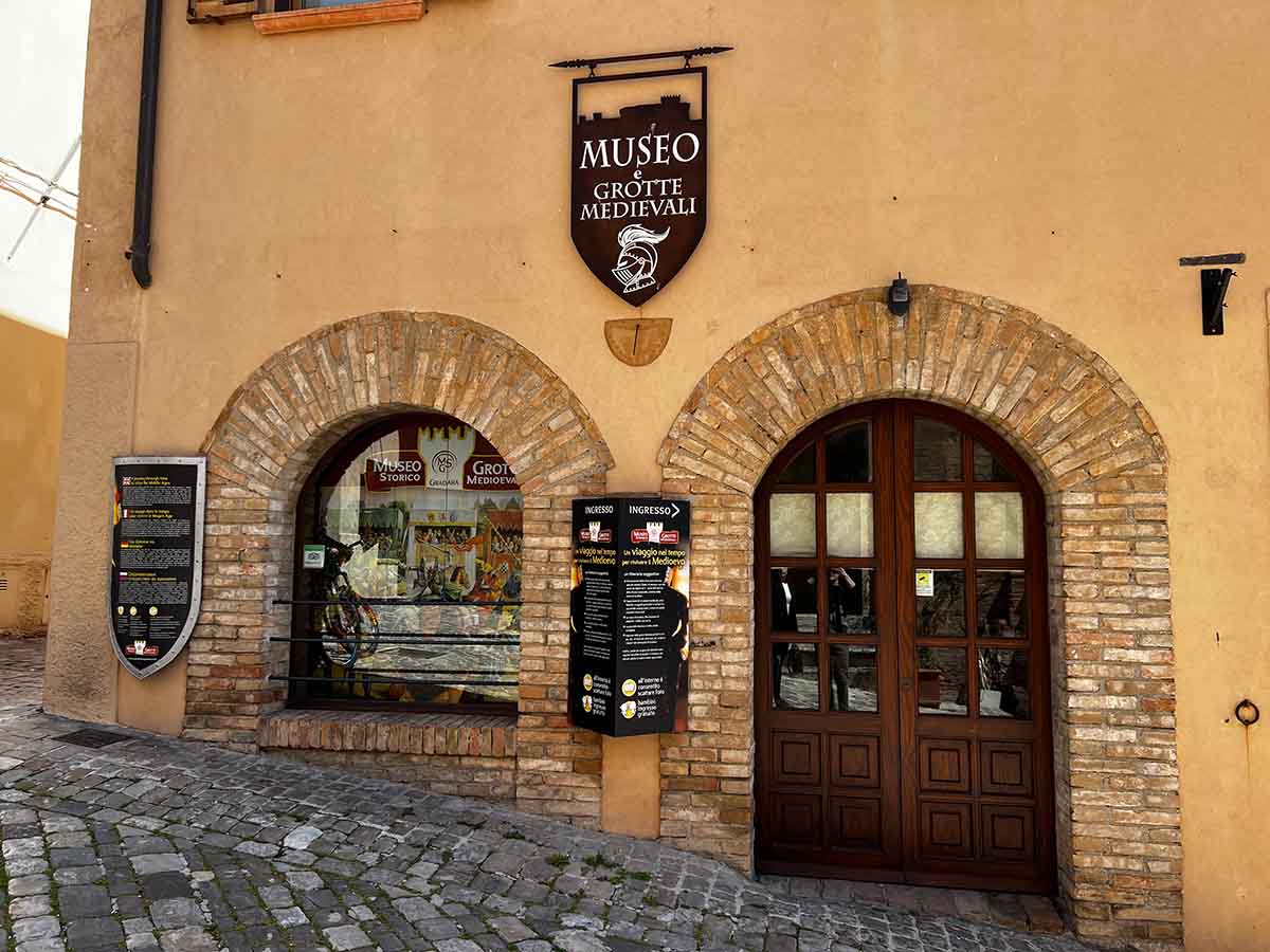 Museo e grotte medievali a Gradara nelle Marche