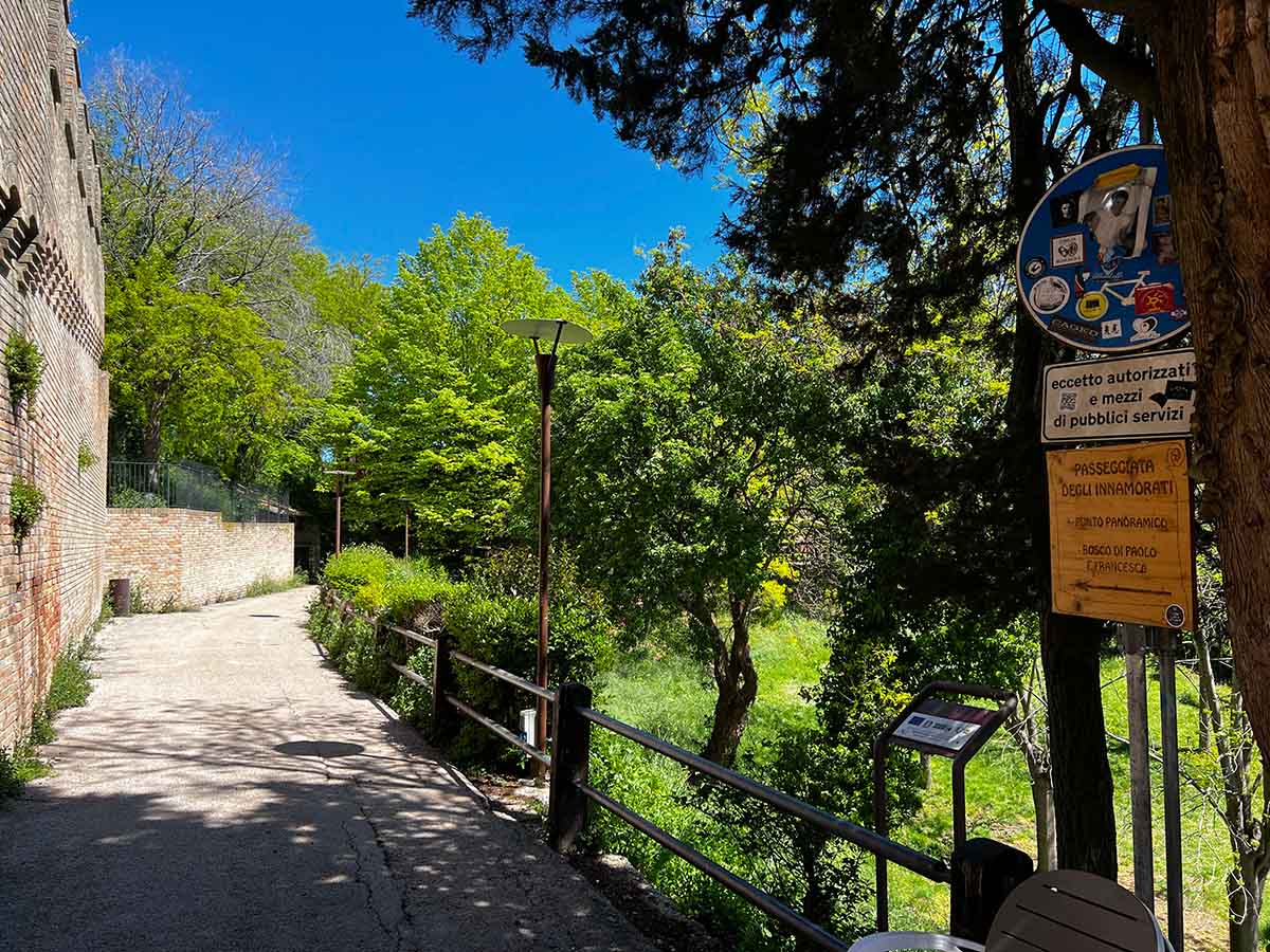 Passeggiata degli innamorati a Gradara nelle Marche