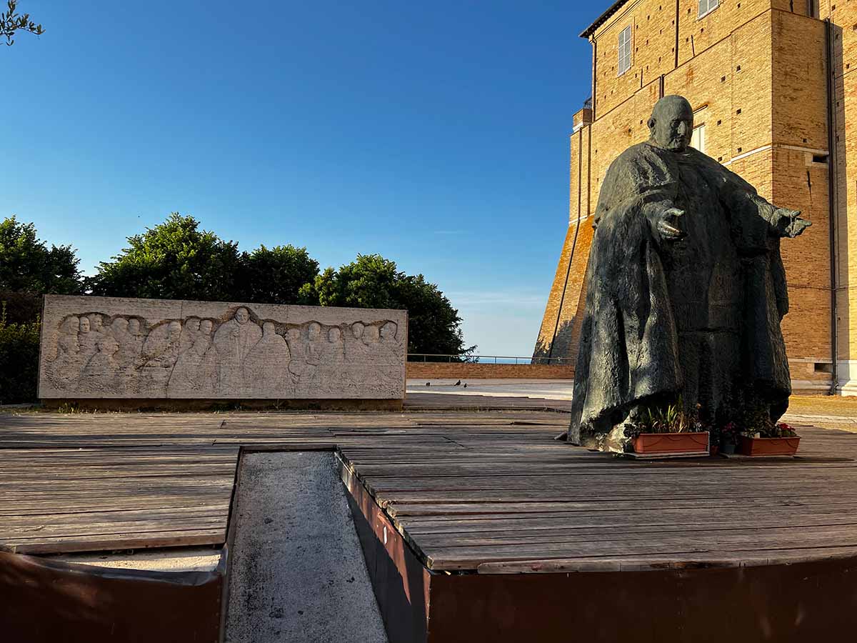 Statua di Papa Giovanni XXIII a Loreto nelle Marche