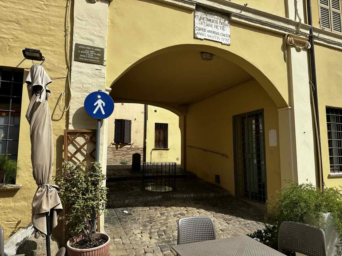 Porta di Andrea Ciacchi a Pesaro