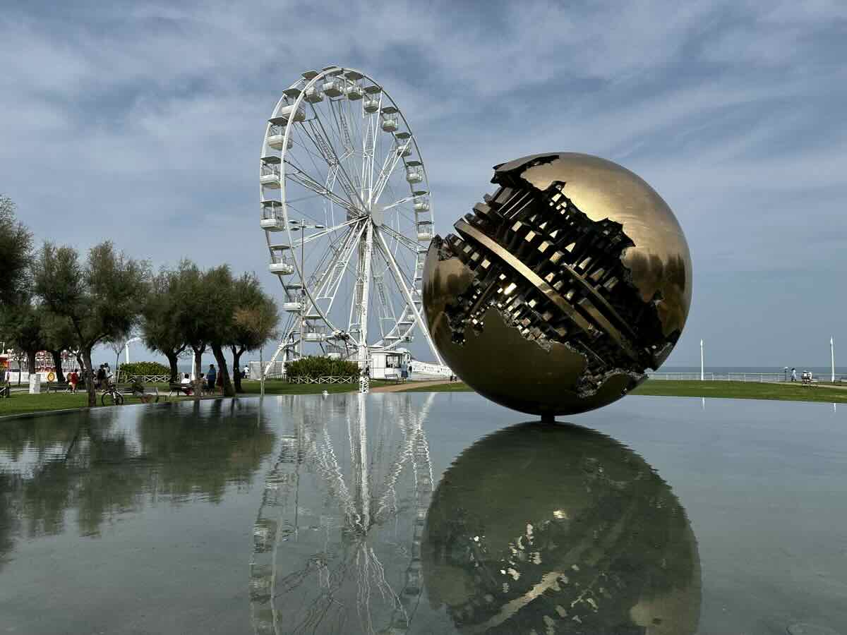 Sfera Grande di A.Pomodoro a Pesaro