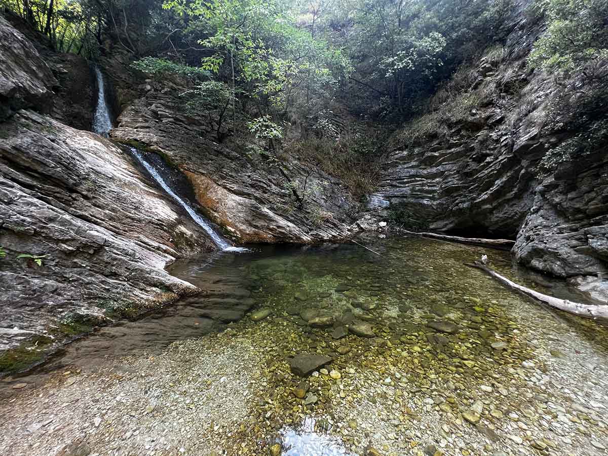 Seconda cascata nel sentiero di Rio Vitoschio tra Piobbico e Apecchio nelle Marche