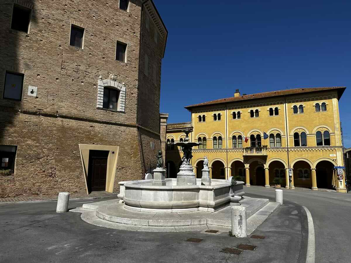 Municipio e fontana di San Costanzo