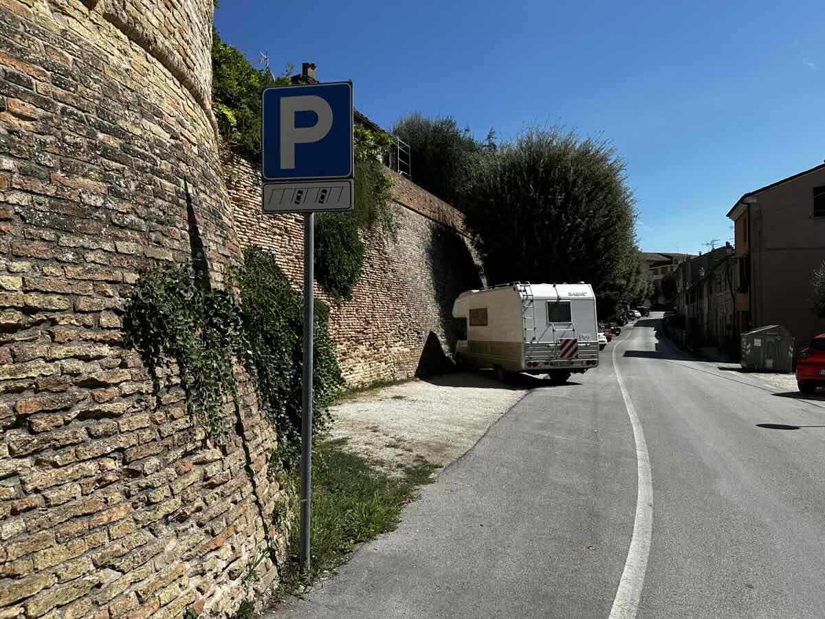 Parcheggio gratis in Parcheggio in Via Mazzini a San Costanzo