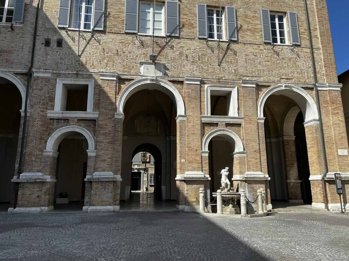 Palazzo Comunale e Fontana del Nettuno a Senigallia