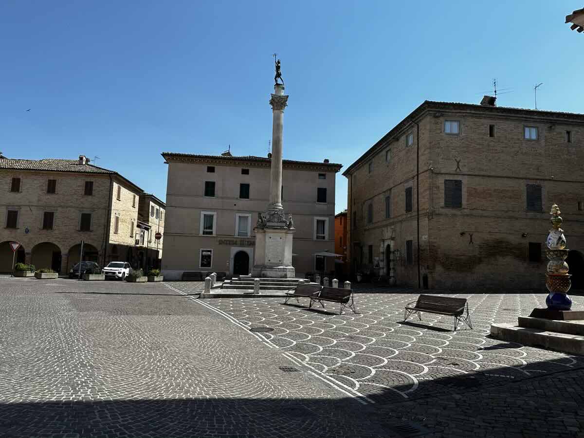 Piazza e Colonna di San Cristoforo a Urbania nelle Marche