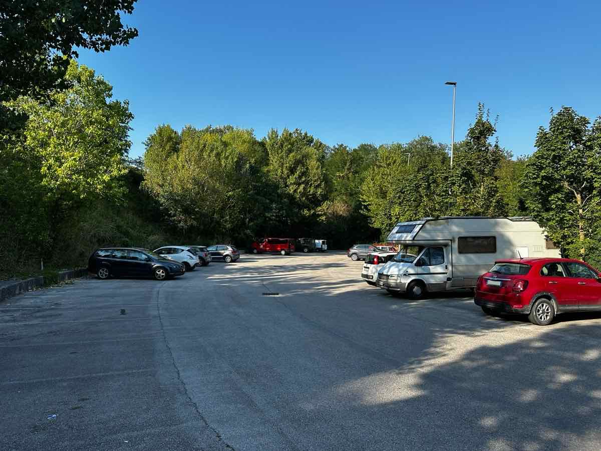 Parcheggio sotto il centro commerciale Consorzio