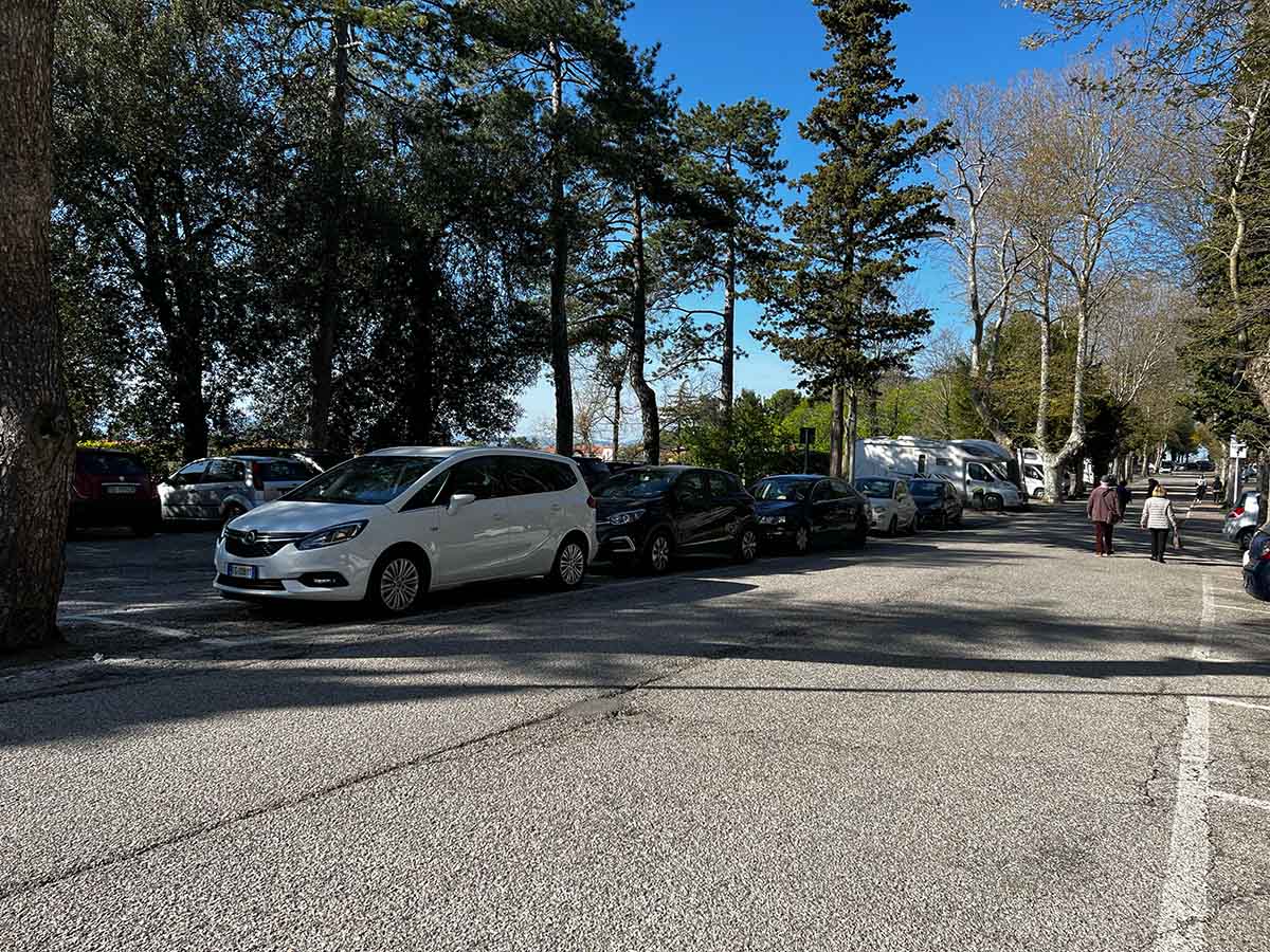 Parcheggio sotto la Fortezza Albornoz a Urbino
