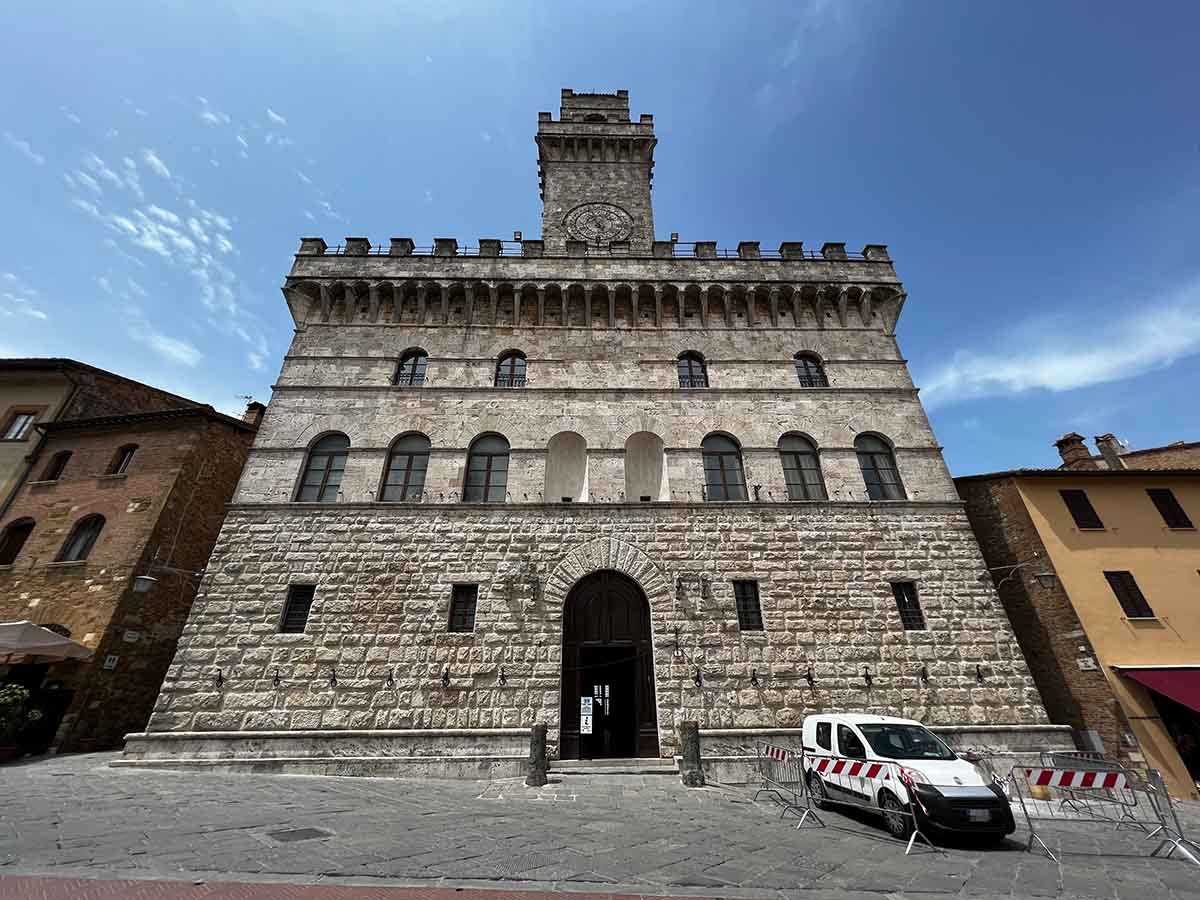 Comune e torre civica di Montepulciano in Toscana