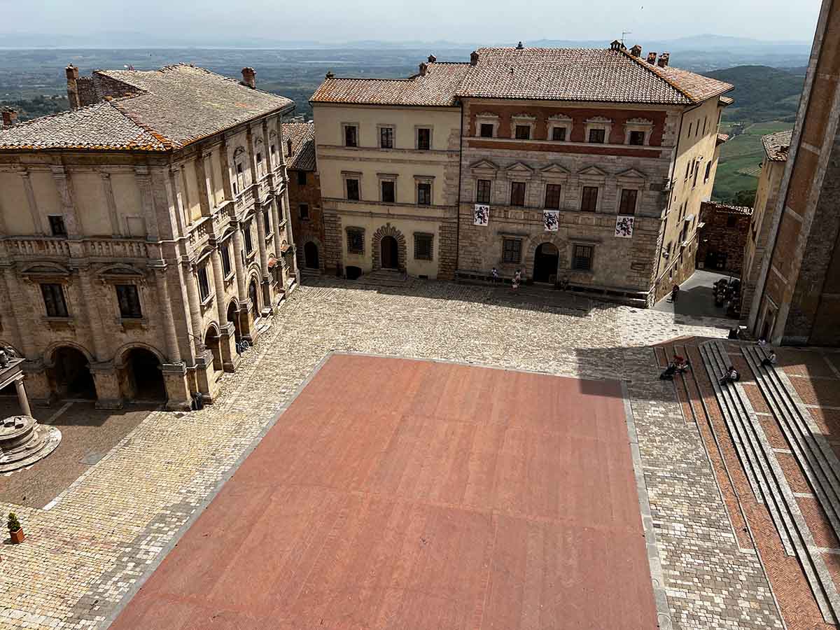 Piazza grande a Montepulciano in Toscana
