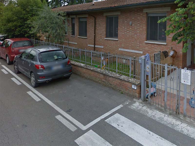 Parcheggio gratuito davanti la scuola primaria a Pienza