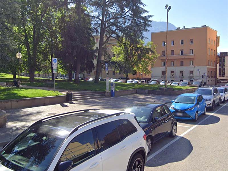 Parcheggio gratis dietro al monumento ai caduti a Bolzano