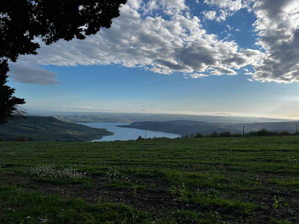 La vista fino a Civita di Bagnoregio dal sentiero di Titignano per la Roccaccia a Orvieto e Todi in Umbria