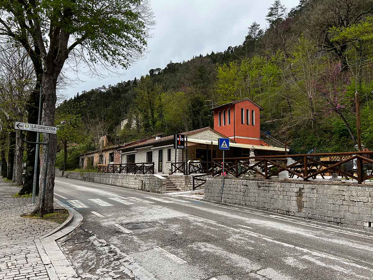 Bar il Nido alla Gola del Furlo nelle Marche Bar il Nido alla Gola del Furlo nelle Marche