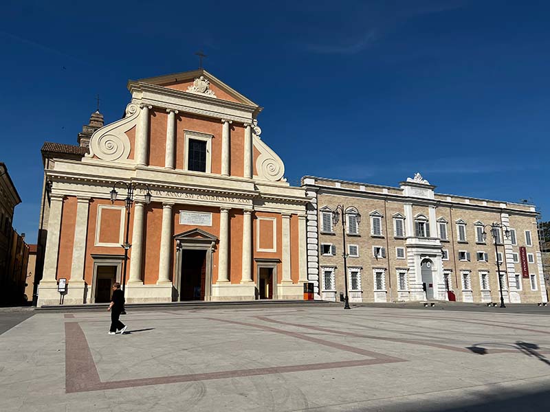 Cattedrale di S. Pietro Apostolo e piazza Garibaldi a Senigallia