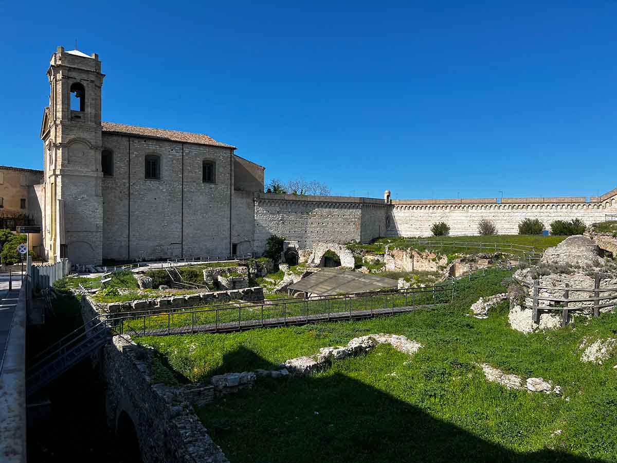 Chiesa di San Gregorio e Anfiteatro romano ad Ancona nelle Marche