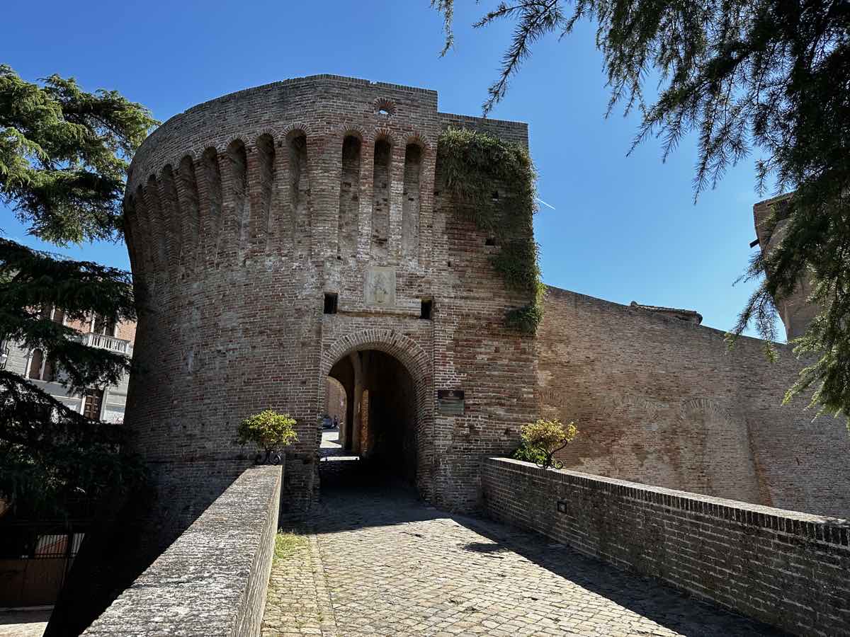 Entrata principale della fortezza Roveresca a Mondavio Entrata principale della fortezza Roveresca a Mondavio