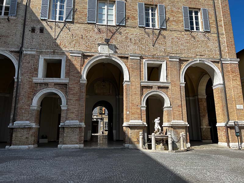 Fontana del Nettuno e Palazzo comunale di Senigallia