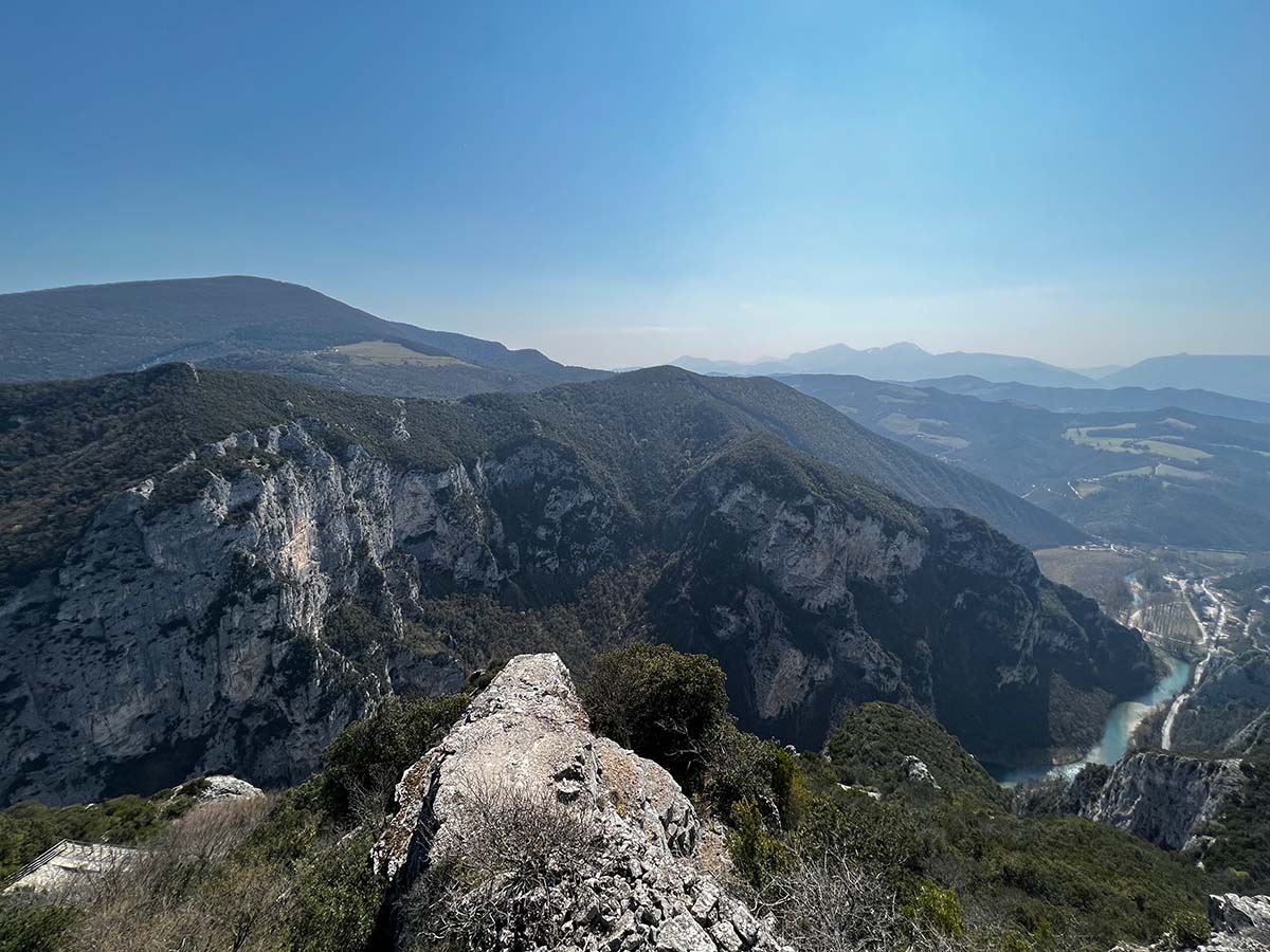 Il sentiero per le terrazze del Duce alla Gola del Furlo nelle Marche Il sentiero per le terrazze del Duce alla Gola del Furlo nelle Marche