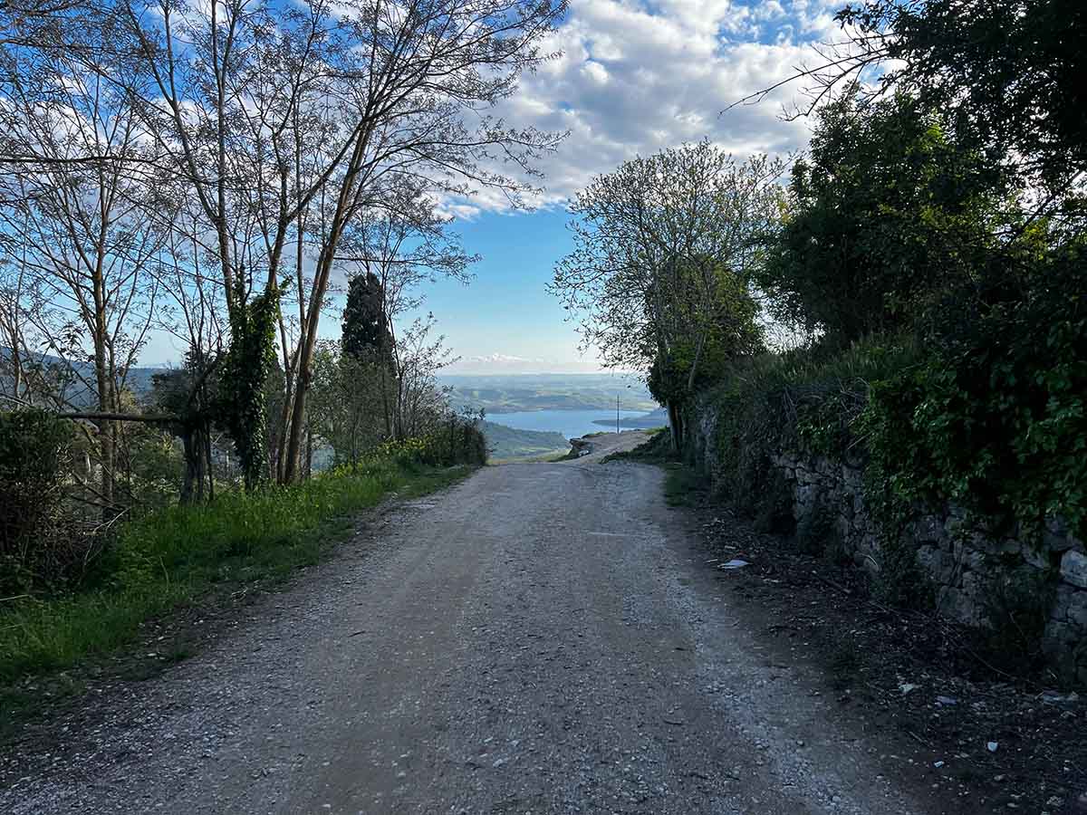 Inizio del sentiero per la Roccaccia di Titignano a Orvieto e Todi in Umbria