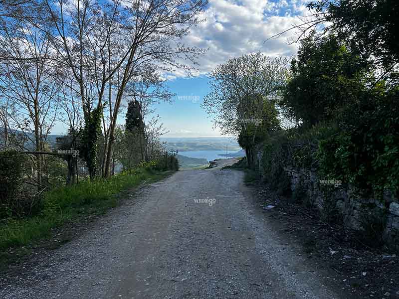 Inizio del sentiero per la Roccaccia in Titignano