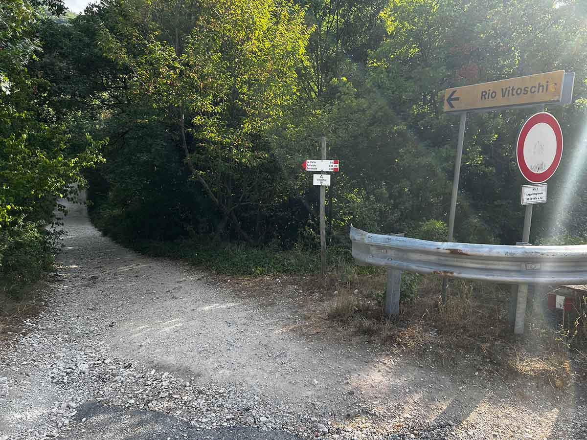 Inizio sentiero Rio Vitoschio tra Piobbico e Apecchio nelle Marche e parcheggio gratis