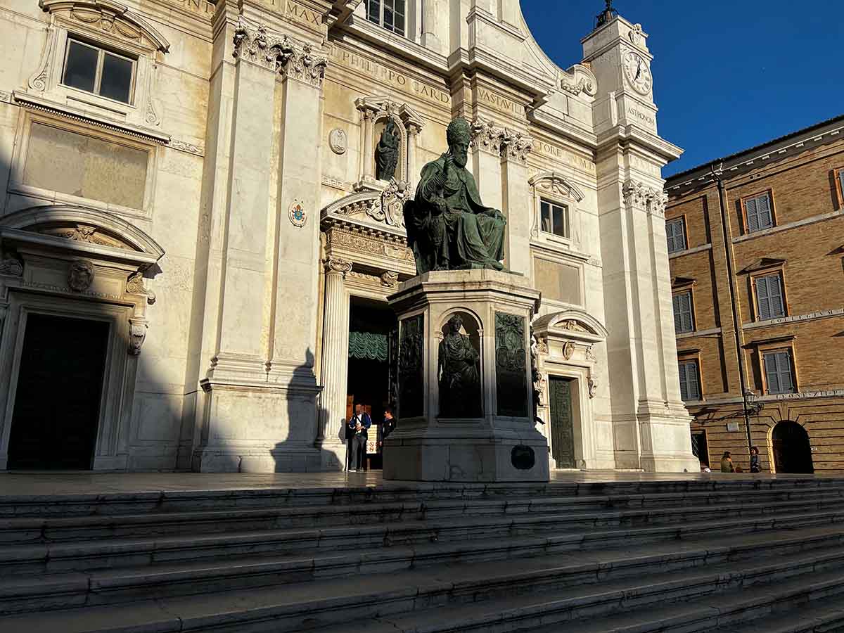 Monumento a Papa Sisto V a Loreto nelle Marche