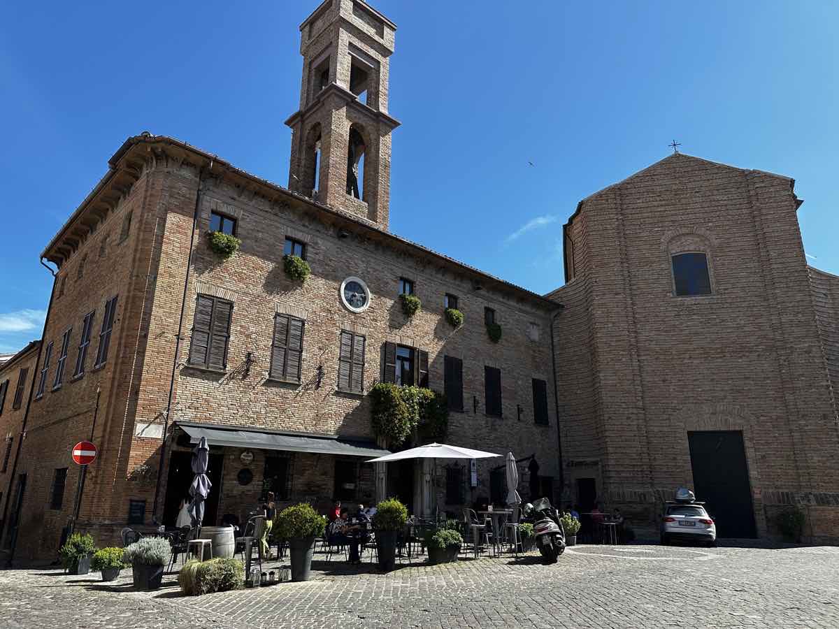 Palazzo del Municipio e centro cittadino di Mondavio Palazzo del Municipio e centro cittadino di Mondavio