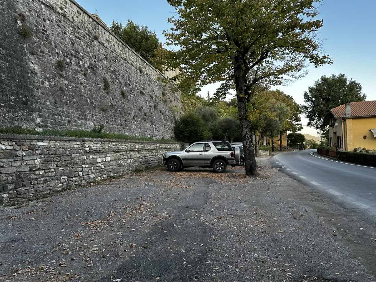Parcheggi in Via della Costituzione a Frontino Parcheggi in Via della Costituzione a Frontino