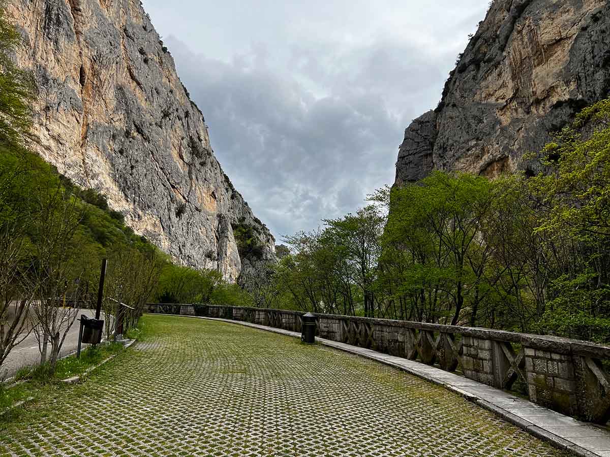Parcheggio Gratis al centro della Gola del Furlo Parcheggio Gratis al centro della Gola del Furlo