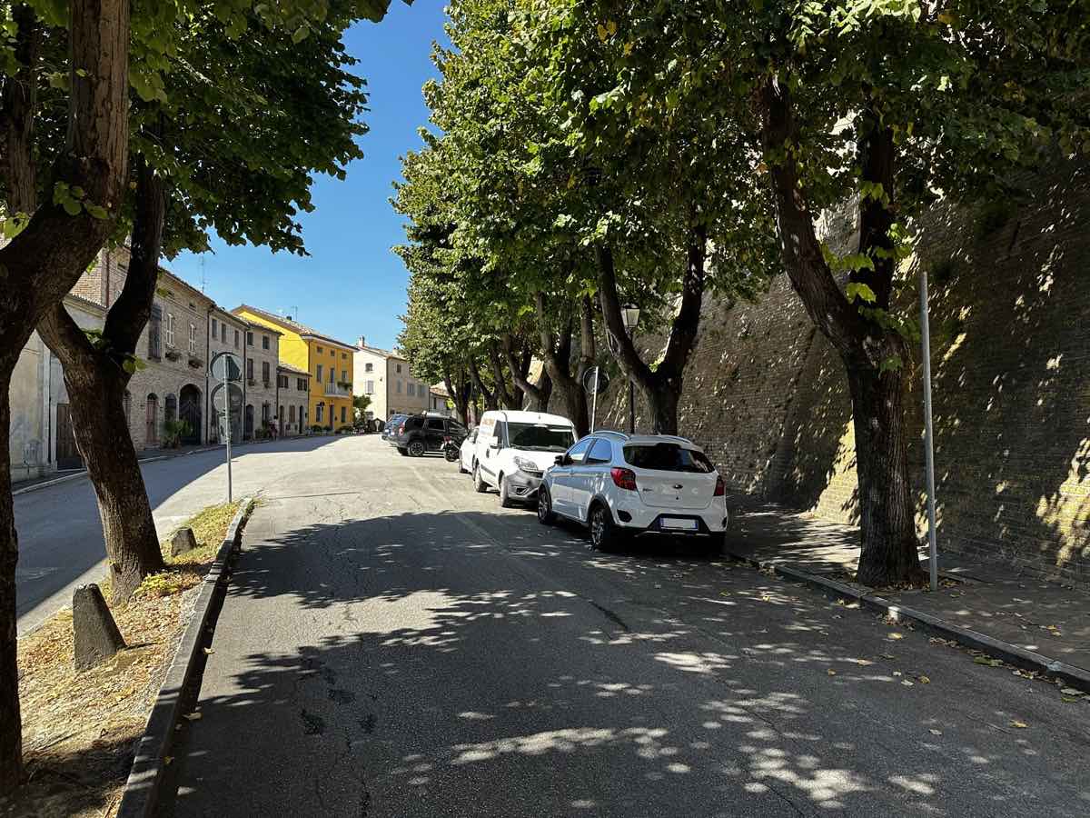 Parcheggio gratis vicino le mura di Mondavio Parcheggio gratis vicino le mura di Mondavio
