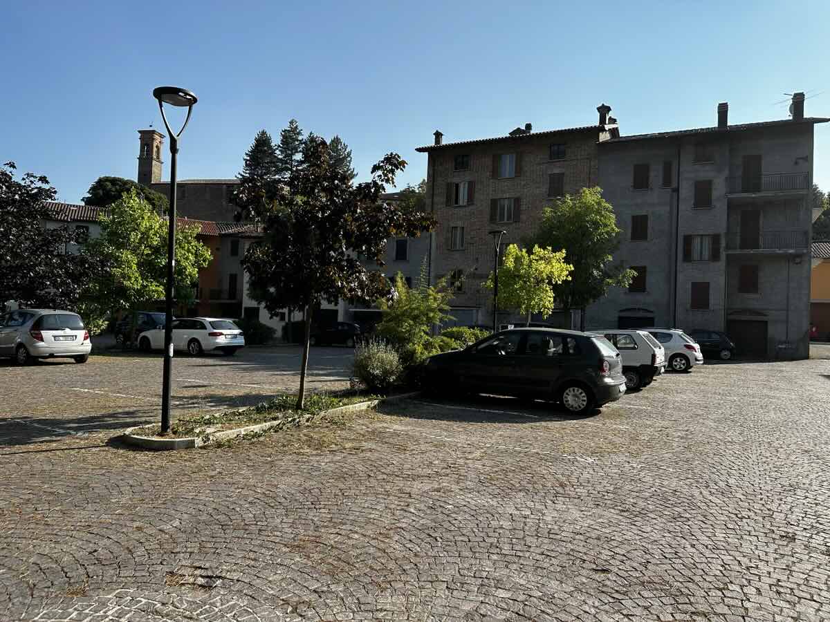 Parcheggio in Via Isidoro Pazzaglia ad Apecchio Parcheggio in Via Isidoro Pazzaglia ad Apecchio