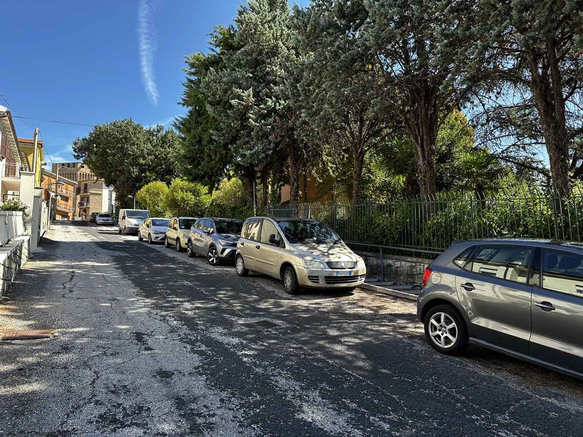 Parcheggio sul Viale Madre Francesca Streitel a Mondavio Parcheggio sul Viale Madre Francesca Streitel a Mondavio