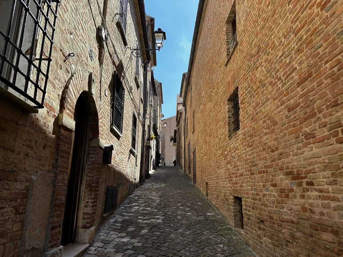 Perditi tra i vicoli di Mondavio Perditi tra i vicoli di Mondavio
