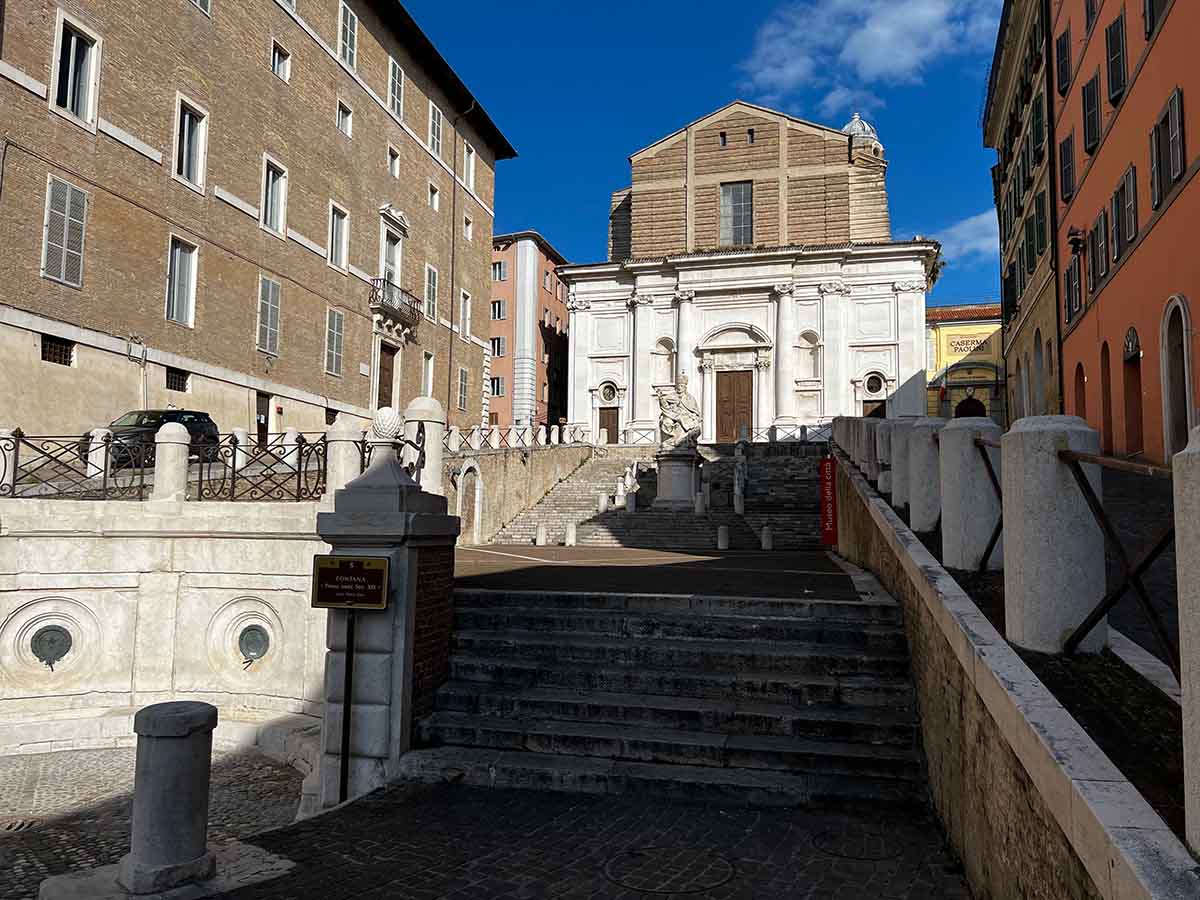 Piazza del Plebiscito e chiesa di San Domenico ad Ancona nelle Marche