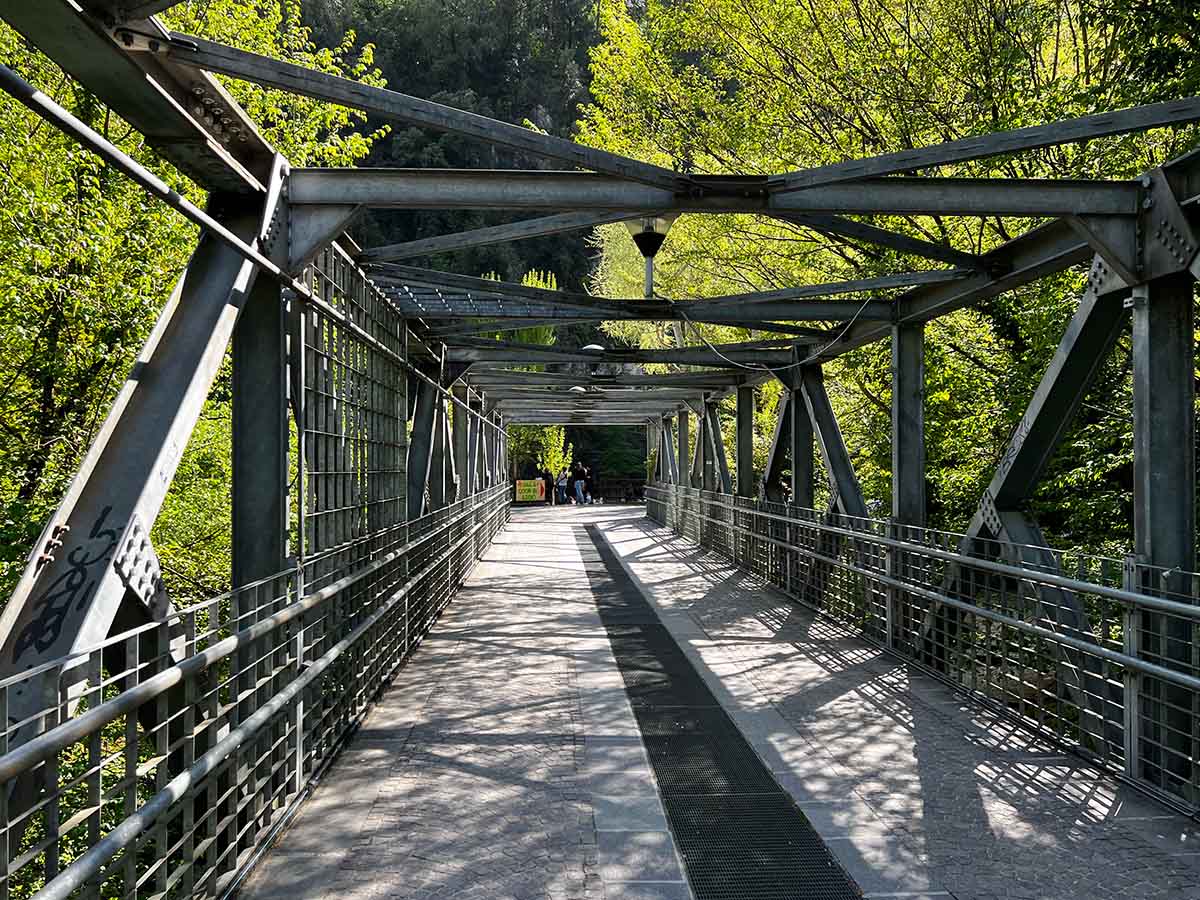 Ponte di ferro alla Cascata delle Marmore in Umbria