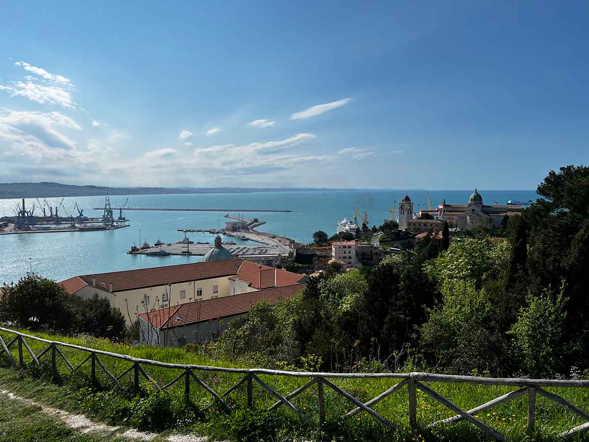 Punto panoramico sul porto di Ancona del Parco Cardeto nelle Marche