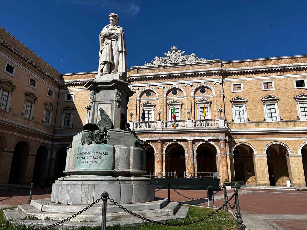 Statua di Giacomo Leopardi a Recanati nelle Marche