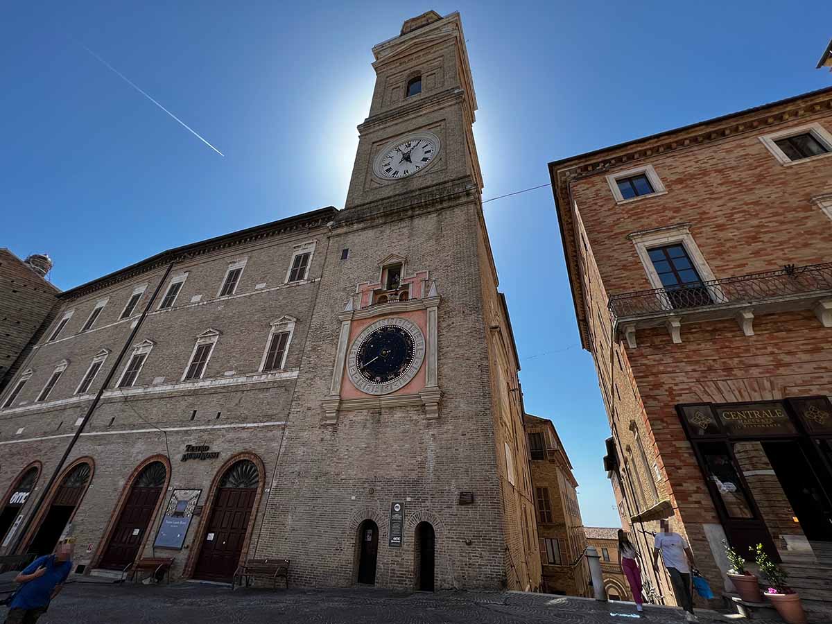 Torre Civica e orologio astronomico a Macerata nelle Marche