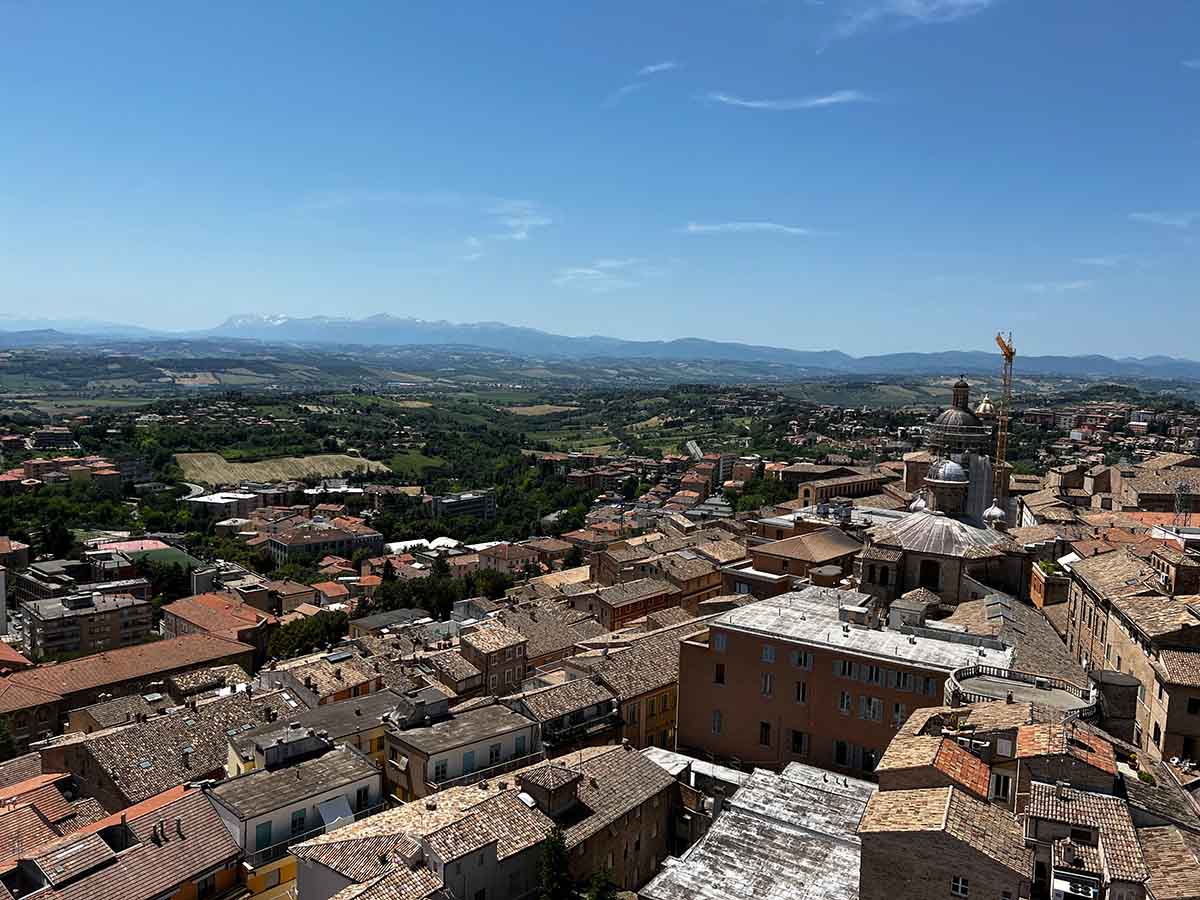 Vista panoramica dalla Torre Civica con orologio astronomico a Macerata nelle Marche